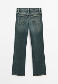 Jean en denim bleu foncé avec une coupe droite, passants pour ceinture et poches arrière, vu de dos sur un fond blanc.