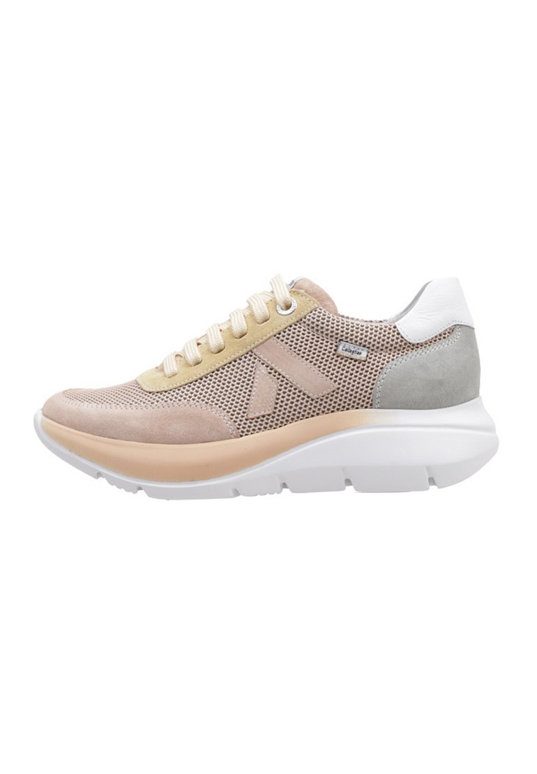 Zapatilla con una parte superior de malla beige, acentos de ante en beige claro y gris, talón blanco y una suela blanca gruesa. Presenta cordones beige.