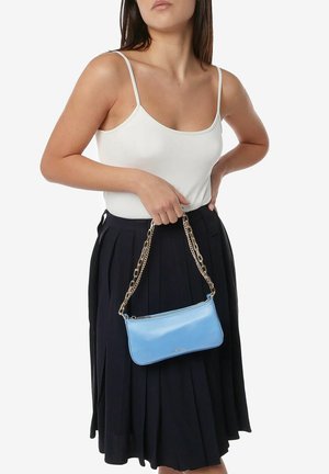 Bolso de cuero azul claro con forma rectangular, que cuenta con una correa de cadena dorada y una textura suave. Diseño sencillo con cierre de cremallera.