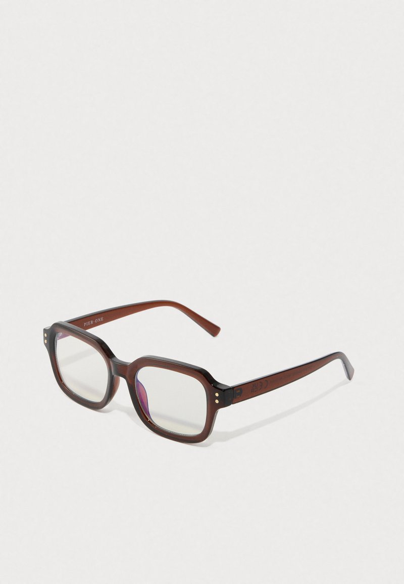 Ochelari de vedere rectangulari translucizi, de culoare marron, cu lentile clare, o ușoară reflecție violet și puncte decorative mici de culoare aurie în colțurile din față.