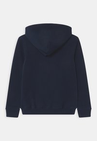 Sudadera azul marino, made of algodón, con capucha ajustable, mangas largas y dobladillo inferior acanalado. Textura suave, sin patrones visibles.