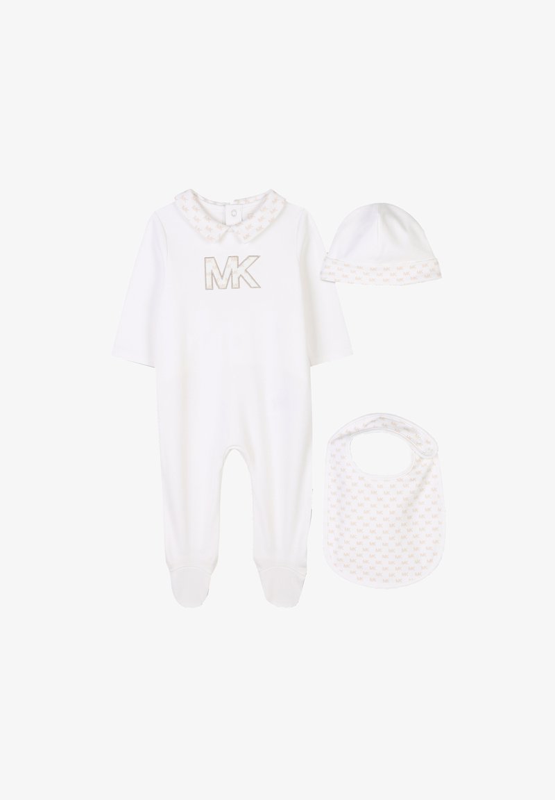Ensemble de vêtements en coton blanc pour bébé, comprenant un body avec un col, un chapeau et un bavoir. Présente le logo doré "MK" ainsi qu'un motif subtil sur le col et le bavoir.