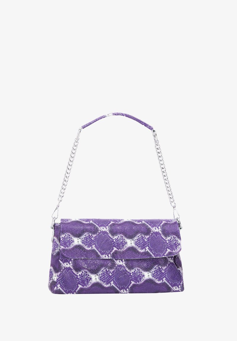 Lila ormtryckt handväska med vikflik, silverkedjestrap och texturerad yta med ett distinkt geometriskt mönster.