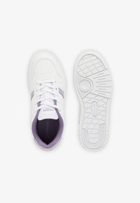 Baskets de sport blanches avec des accents violets, dessus en cuir, design à lacets, col rembourré, semelle en caoutchouc texturé avec motif.