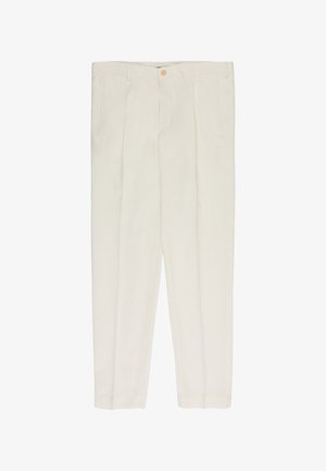 Beżowe, dopasowane spodnie z przodu zapinane na guzik i suwak, z bocznymi kieszeniami z rozcięciami oraz wyprasowanymi kantami na każdej nogawce.