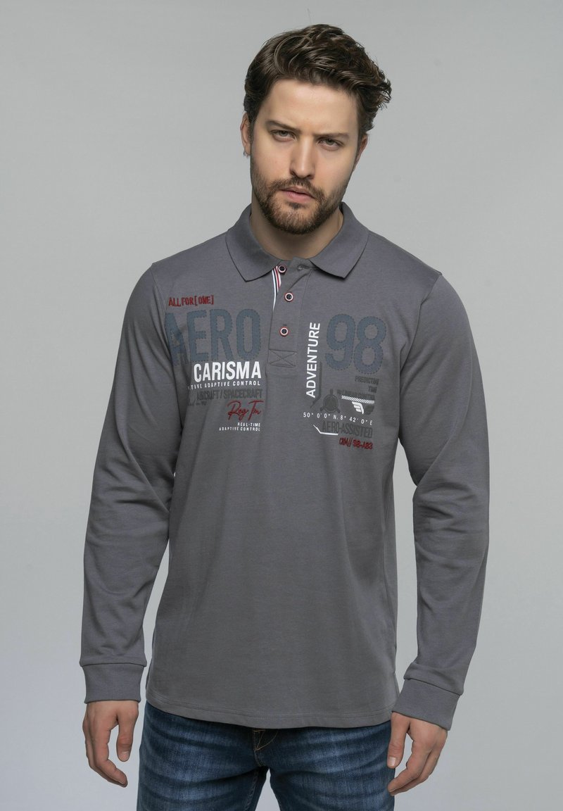 Graues langärmliges Poloshirt mit einem Kragen, dekorativem Text und kontrastierenden Akzenten an der Knopfleiste und den Manschetten.