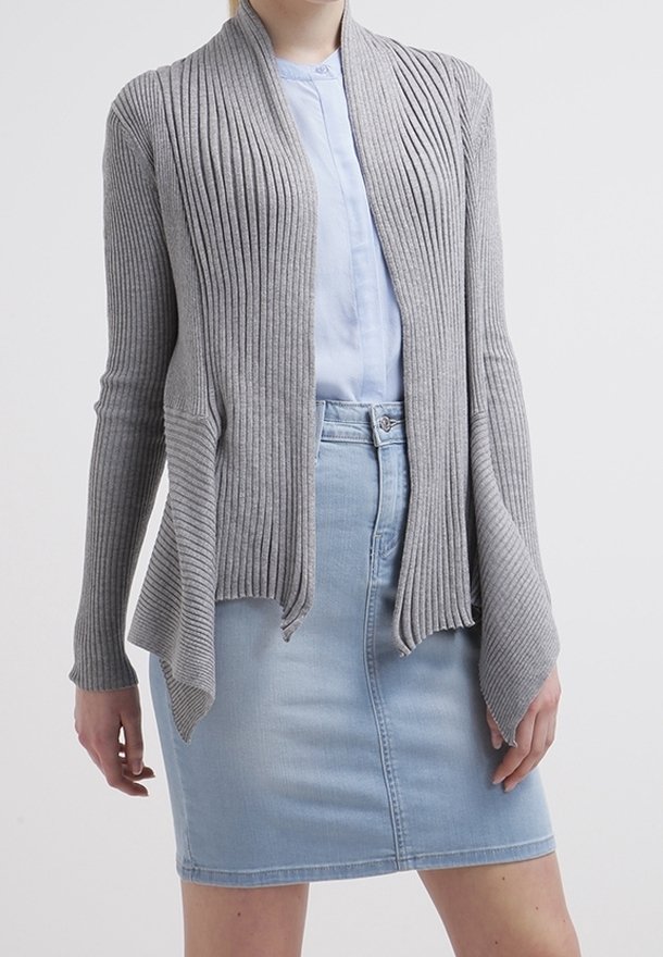 Cardigan grigio a coste con apertura frontale e maniche lunghe, indossato su una camicia azzurro chiaro con bottoni e una gonna a matita in denim.