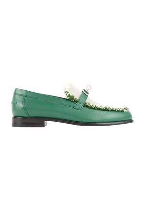 Groene leren loafer met wit gestructureerd textiel en groene franjes aan de bovenkant, zwarte zool en een zilveren ringdecoratie.
