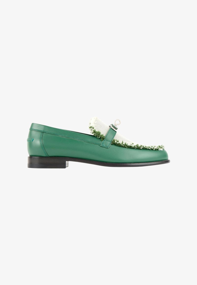 Mocassin vert en cuir avec tissu blanc texturé et détail de franges vertes sur le dessus, semelle noire et décoration anneau argenté.