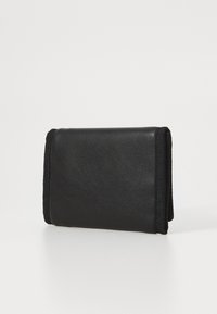Zwarte bifold portemonnee met een getextureerde leren afwerking en contrasterende stofranden. Compact ontwerp met gestikte details aan de zijkanten.