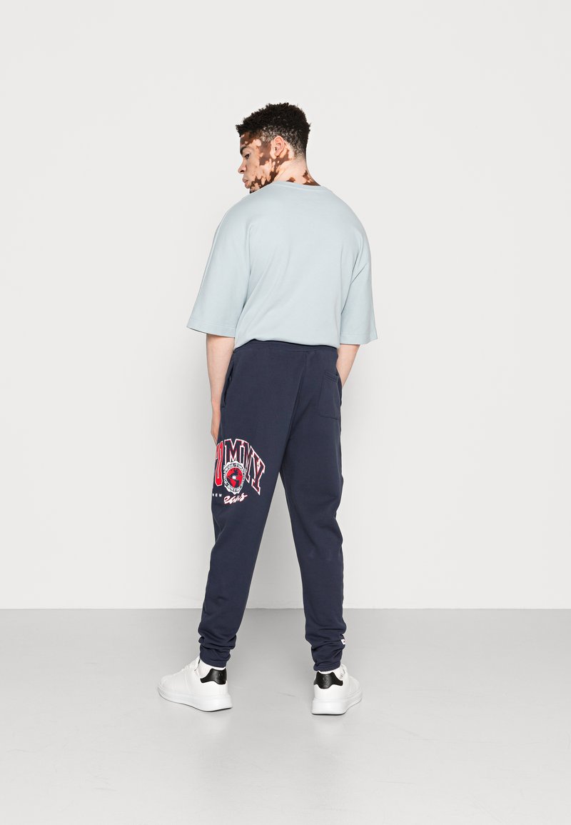 Tommy Jeans TJM COLLEGE ARCHIVE PANT - Teplákové kalhoty - twilight navy