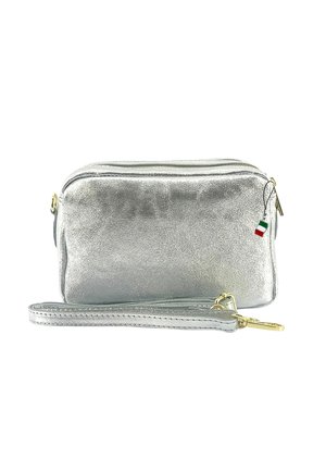 Zilverkleurige metallic leren schoudertas met twee ritscompartimenten en een afneembare schouderband. Voorzien van een Italiaans vlaggetje aan de rits.