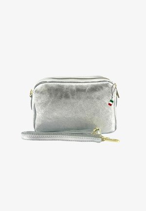 Silberne metallische Leder umhängetasche mit zwei Reißverschlussfächern und abnehmbarem Tragegurt. Mit italienischer Flagge am Reißverschluss.