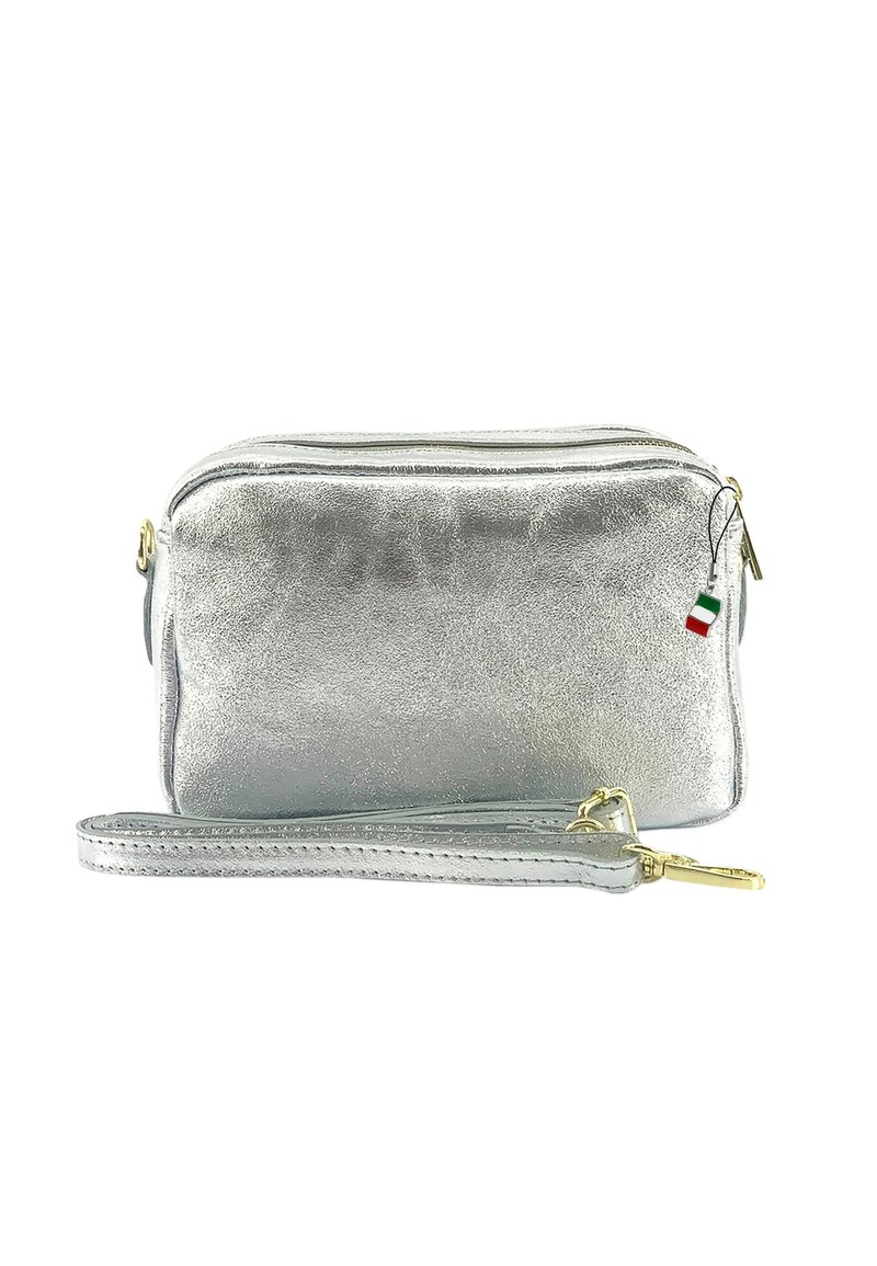 Zilverkleurige metallic leren schoudertas met twee ritscompartimenten en een afneembare schouderband. Voorzien van een Italiaans vlaggetje aan de rits.