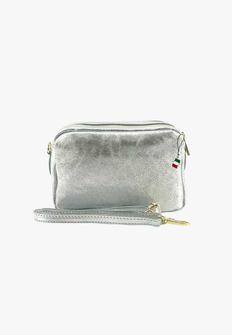 Zilverkleurige metallic leren schoudertas met twee ritscompartimenten en een afneembare schouderband. Voorzien van een Italiaans vlaggetje aan de rits.