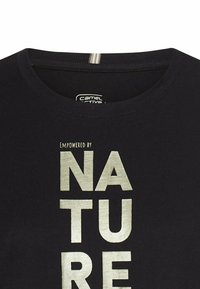 Sort bomulds t-shirt med rund hals og metallic guld skærmtrykt tekst, der står "EMPOWERED BY NATURE."