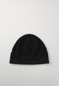 Zwarte beanie met een omgeslagen rand, voorzien van een donkergrijze band en het geperste 'HUGO' logo. Gemaakt van zachte brei-stof.