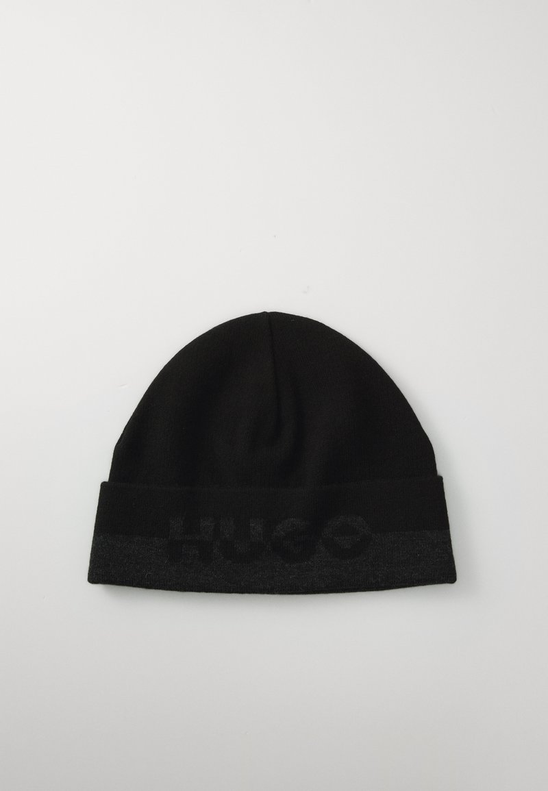 Zwarte beanie met een omgeslagen rand, voorzien van een donkergrijze band en het geperste 'HUGO' logo. Gemaakt van zachte brei-stof.