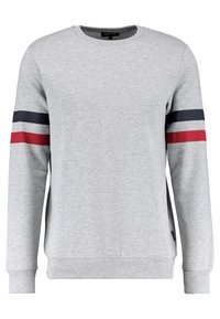 Grauer Pullover aus weichem Stoff mit langen Ärmeln, die mit rot-blauen Streifen an den Ärmeln verziert sind, und einem gerippten Saum.