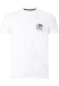 Weißes Baumwoll-T-Shirt mit kurzen Ärmeln und V-Ausschnitt. Verfügt über ein gedrucktes Design auf der linken Brust mit Text und Flaggen in roten und marineblauen Akzenten.