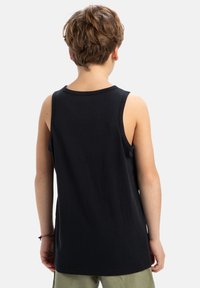 Top sin mangas de algodón negro con escote redondo y un diseño relajado, con bordes limpios. Sin gráficos ni patrones visibles.