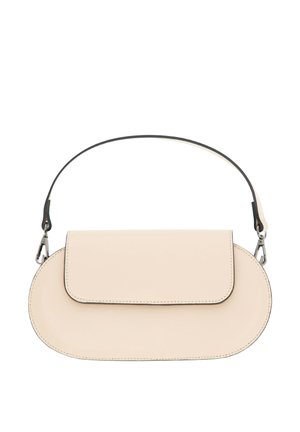 Beżowa skórzana torebka z zaokrąglonym dnem, zapięciem na klapę, krawędziami obszytymi na czarno i odpinanym czarnym paskiem na ramię z metalowymi zatrzaskami.