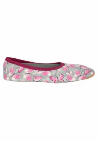 Grijze balletflat met roze vlinderpatronen, een afgeronde neus en een bordeauxrode elastische rand rond de opening. Lichtgewicht stofconstructie.