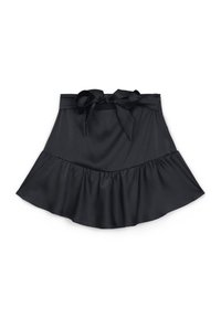 Gonna nera in satin con design svasato, orlo con frange e vita legata. Il tessuto ha una texture liscia e lucida.