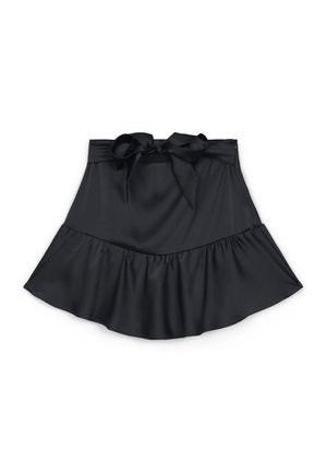 Gonna nera in satin con design svasato, orlo con frange e vita legata. Il tessuto ha una texture liscia e lucida.