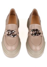 Beige Lederloafers mit kräftigen grünen Gummisohlen, ausgestattet mit einer silbernen Kettenakzentierung an der Oberseite und genähten Details am Rand.