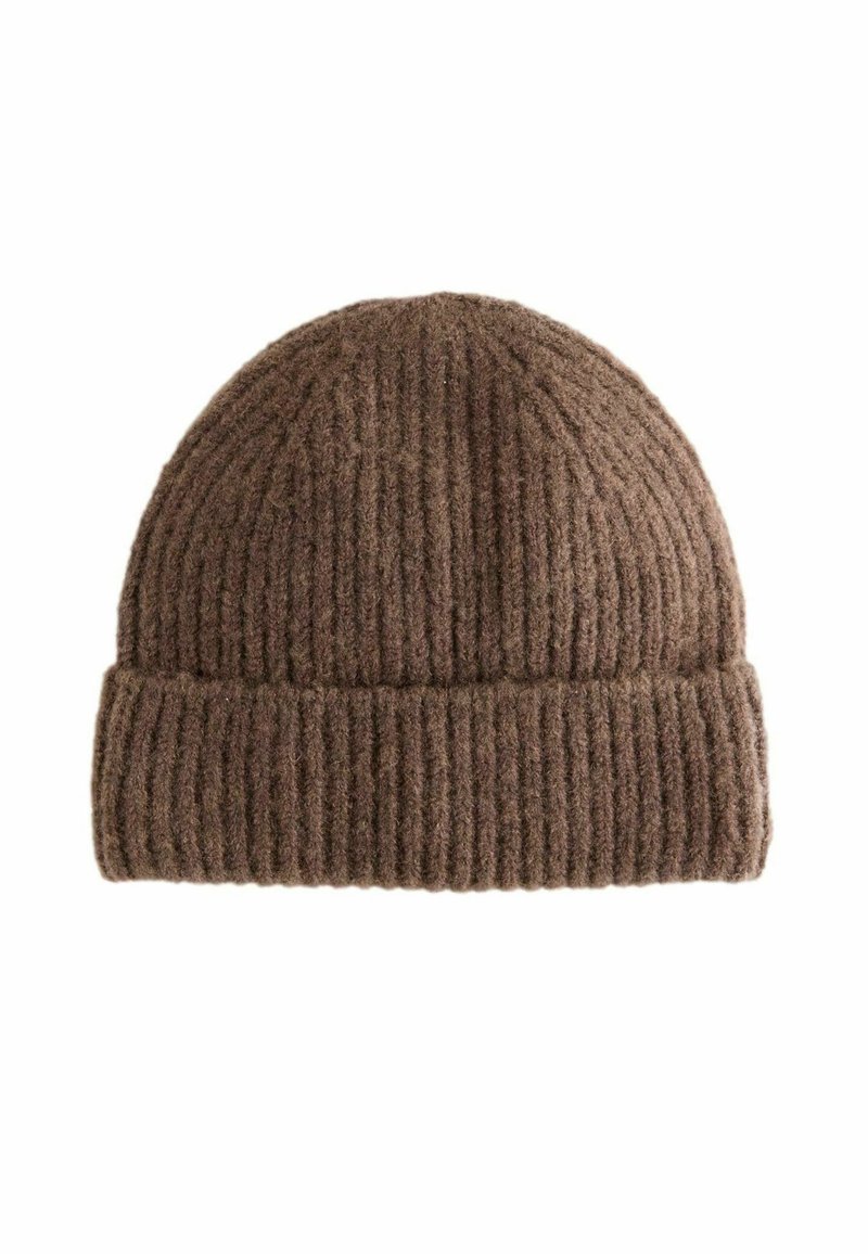 Braune Strickmütze mit gerippter Textur, die einen umgeschlagenen Rand am unteren Ende hat und ein gemütliches, warmes Design zeigt.