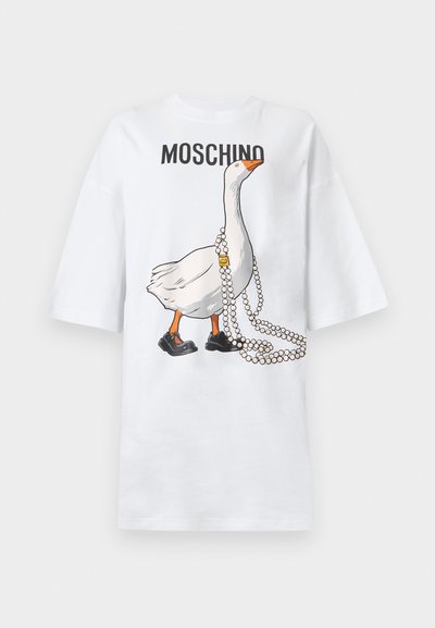 Λευκό βαμβακερό φαρδύ t-shirt με ένα κινουμένων σχεδίων χήνα που φοράει μαύρα παπούτσια και κολιέ με πέρλες, με το κείμενο «Moschino» από πάνω.