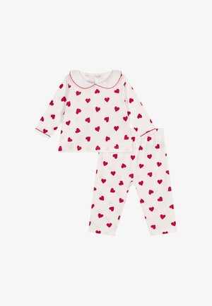 Ensemble de pyjama en coton rouge et blanc avec un haut à manches longues, col et motif en forme de cœur, associé à un pantalon assorti avec une taille élastique.