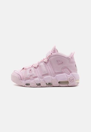 Różowy sneaker z wysoką cholewką, z dużymi naszywanymi blokowymi literami i widoczną poduszką powietrzną w podeszwie, na gładkim jasnym tle.