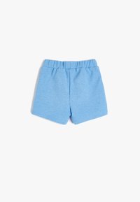 Pantalones cortos de algodón de color azul claro con una cintura elástica, que presentan una textura suave y un diseño simple y clásico. Sin patrones ni herrajes visibles.