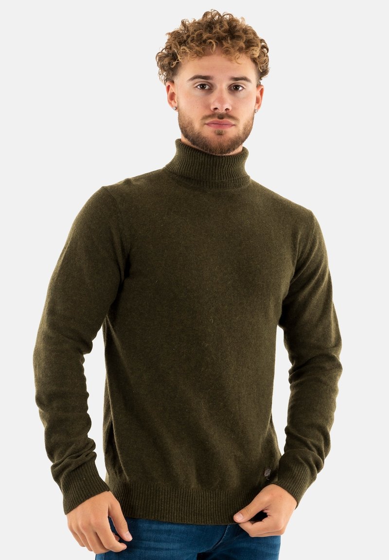 Intérieur en maille douce de couleur vert foncé, avec un col roulé, des poignets et un ourlet côtelés, et une étiquette sur le côté inférieur.