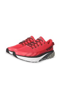 Des chaussures de sport rouges avec un dessus en mesh respirant, des lacets noirs et une épaisse semelle blanche avec des accents gris et un design "Pivot Strike".