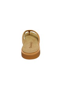 Sandalo infradito color cuoio con sottopiede in suede testurizzato, suola in gomma e design con cinturini minimali, con un perno tra le dita per il supporto.