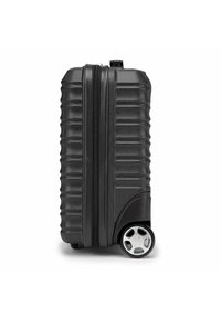 Valigia rigida nera con texture a righe, chiusura a doppia zip e design delle ruote argentato per una facile mobilità.