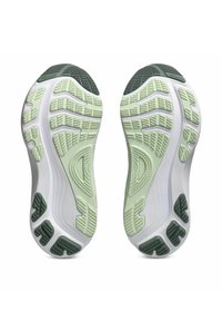 Die Schuhsohlen verfügen über ein flexibel konturiertes Design mit einer hellgrünen und weißen Farbkombination, strukturierten Grip-Mustern und strapazierfähigen Gummibereichen.