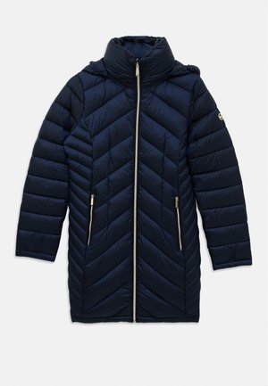 Marineblaue, gesteppte Langpufferjacke mit hohem Kragen, Frontreißverschluss, zwei Reißverschlusstaschen und dezentem Logo auf dem linken Ärmel.