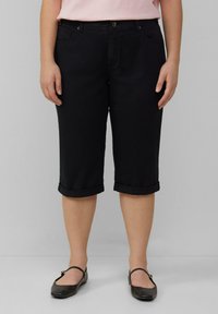 Shorts cargo noirs jusqu'aux genoux avec revers, dotés de poches avant et d'une fermeture à bouton. Tissu en denim lisse et léger.