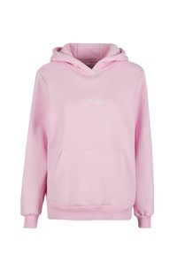 Sweatshirt à capuche rose en matériau doux, avec une poche avant et un subtil texte brodé "Babe" sur la poitrine.