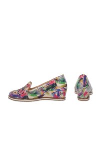 Bunte Slippers mit Blumenmustern, strukturiertem Kunstschlangenleder und einem niedrigen Keilabsatz mit einer leichten Sohle.