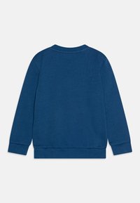 Modré mikina s dlouhými rukávy a kulatým výstřihem. Vyrobena z měkké, texturované tkaniny. Má žebrované manžety a pásek. Bez viditelných log nebo vzorů.