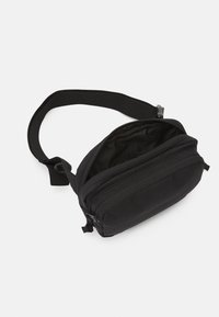 Borsa in tessuto nera con cintura regolabile e due scomparti con zip, uno parzialmente aperto che mostra l'imbottitura interna.