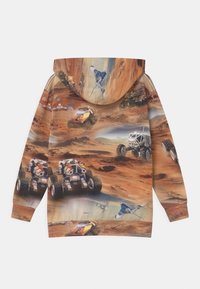 Mikina s potiskem krajiny Marsu, na kterém se nacházejí futuristické rovery, vesmírné stanice a létající kosmická plavidla na pozadí načervenalého terénu.