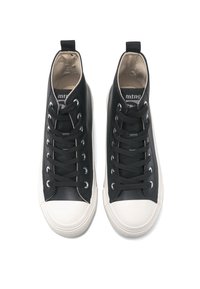 Sneakers alte neri con tomaia in pelle liscia, punta in gomma bianca e lacci neri. Presentano un occhiello sul retro.