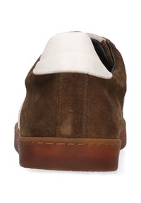 Braune Wildlederschuhe mit einer weißen Lederferse und brauner Gummisohle. Die Rückseite verfügt über eine dekorative Naht und eine glatte Textur.