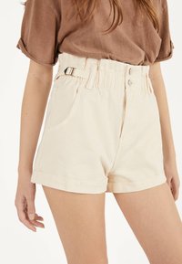 Bershka Shorts vaqueros - beige